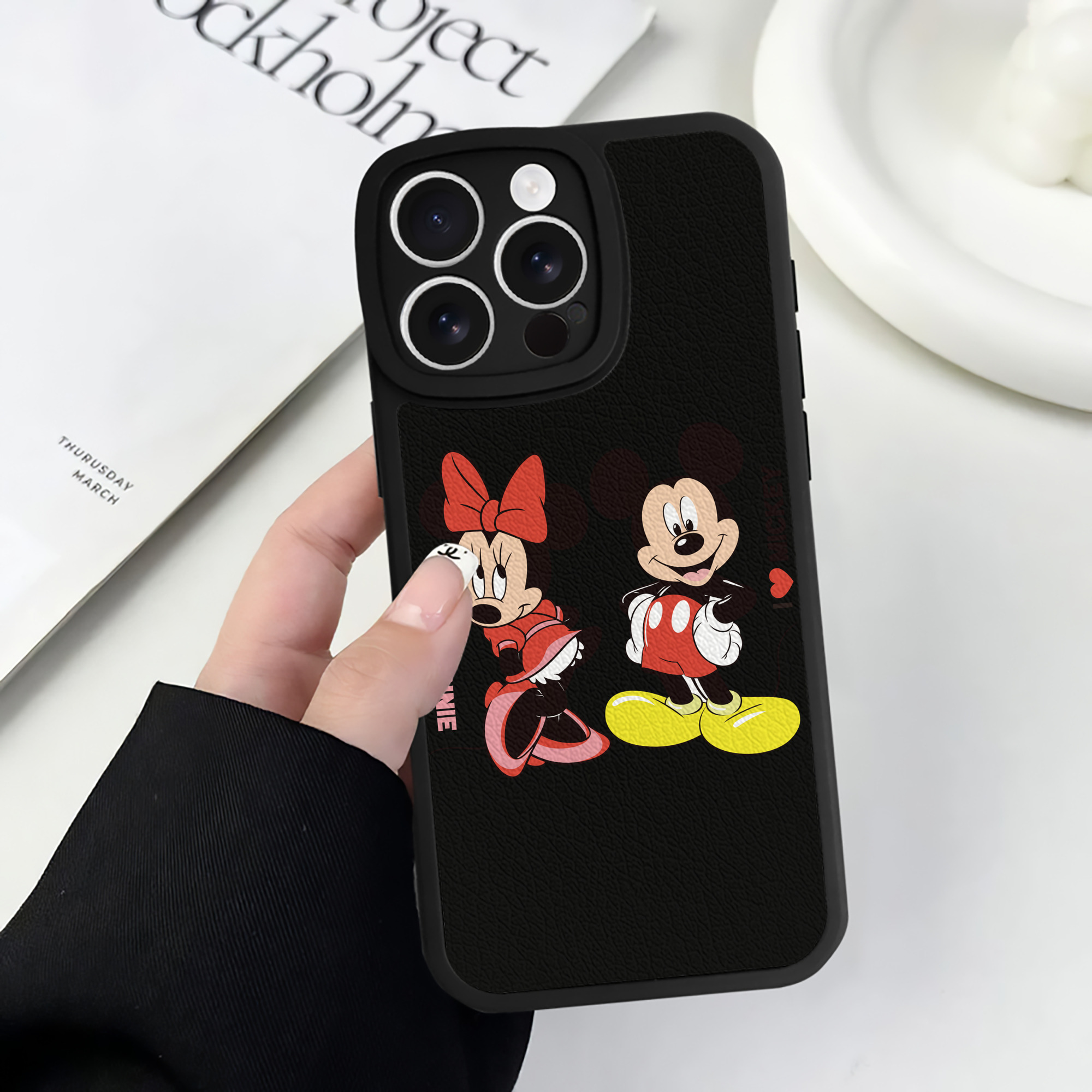 （画像用） ミッキーマウス Mickey Mouse 【iPhone 16シリーズ対応】シリコンスマホケース（レザー調） 材質：シリコン